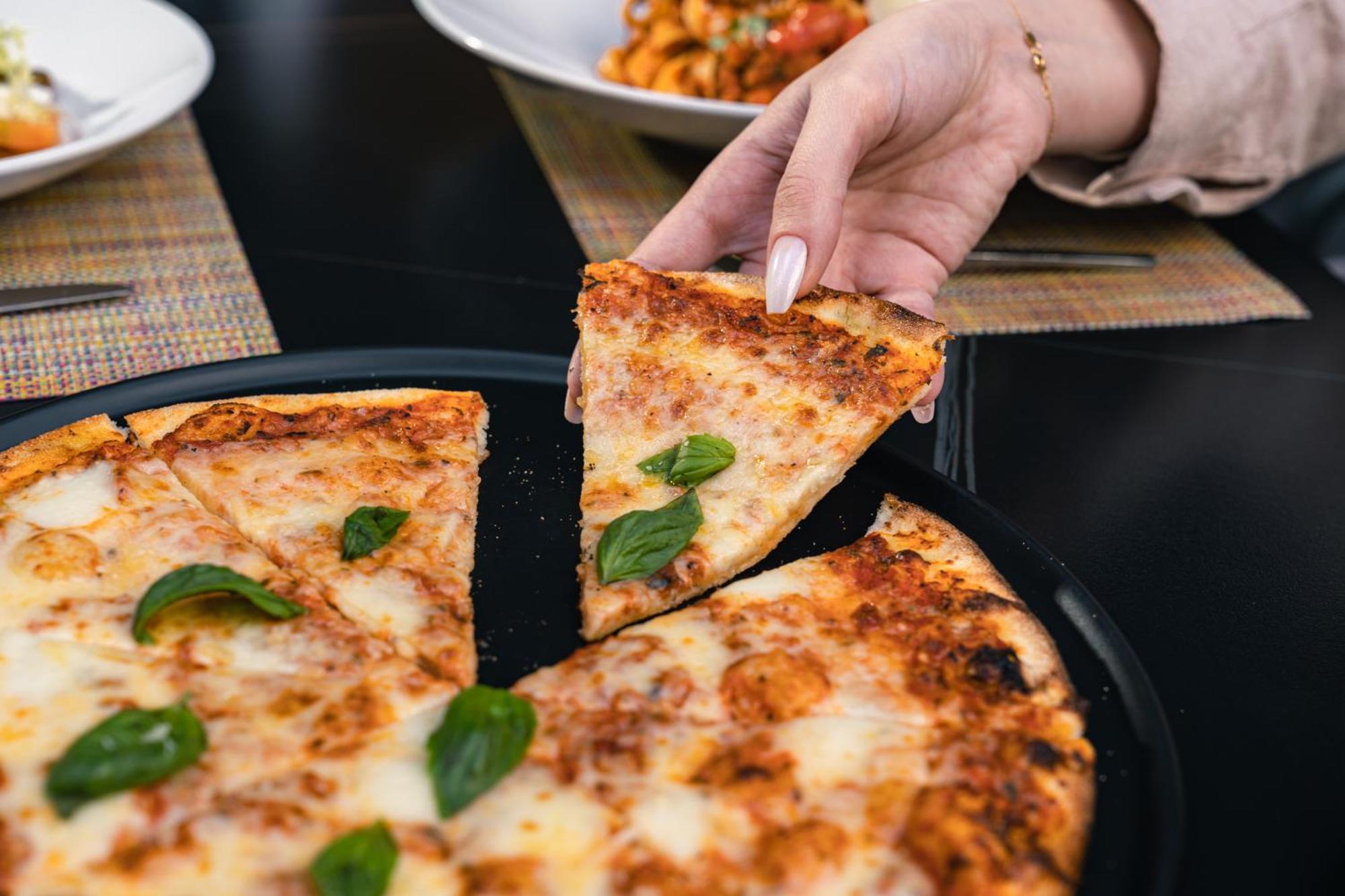 The Abdali Boulevard Hotel Amman Dış mekan fotoğraf Pizza
