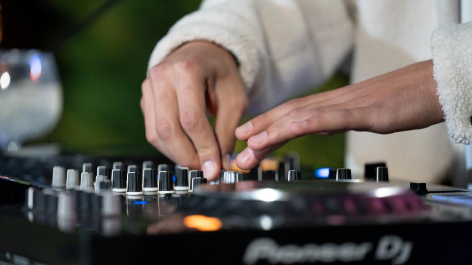The Abdali Boulevard Hotel Amman Dış mekan fotoğraf A DJ using a CDJ-2000