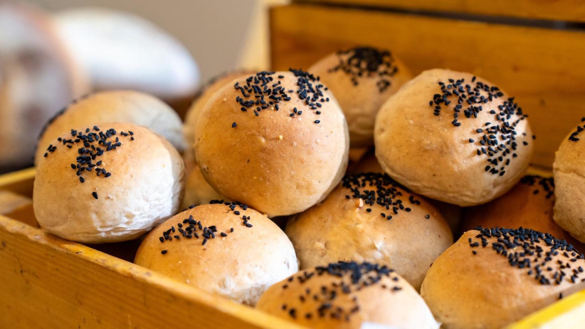 The Abdali Boulevard Hotel Amman Dış mekan fotoğraf Buns with sesame seeds