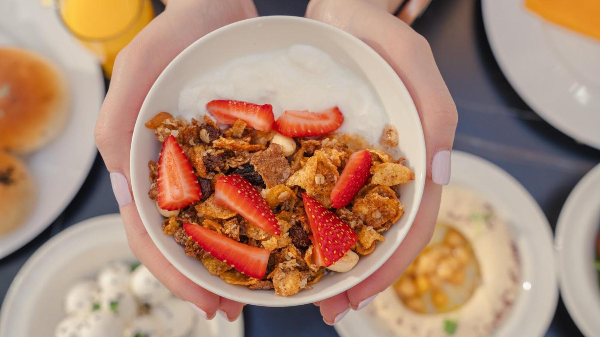 The Abdali Boulevard Hotel Amman Dış mekan fotoğraf A bowl of granola with strawberries