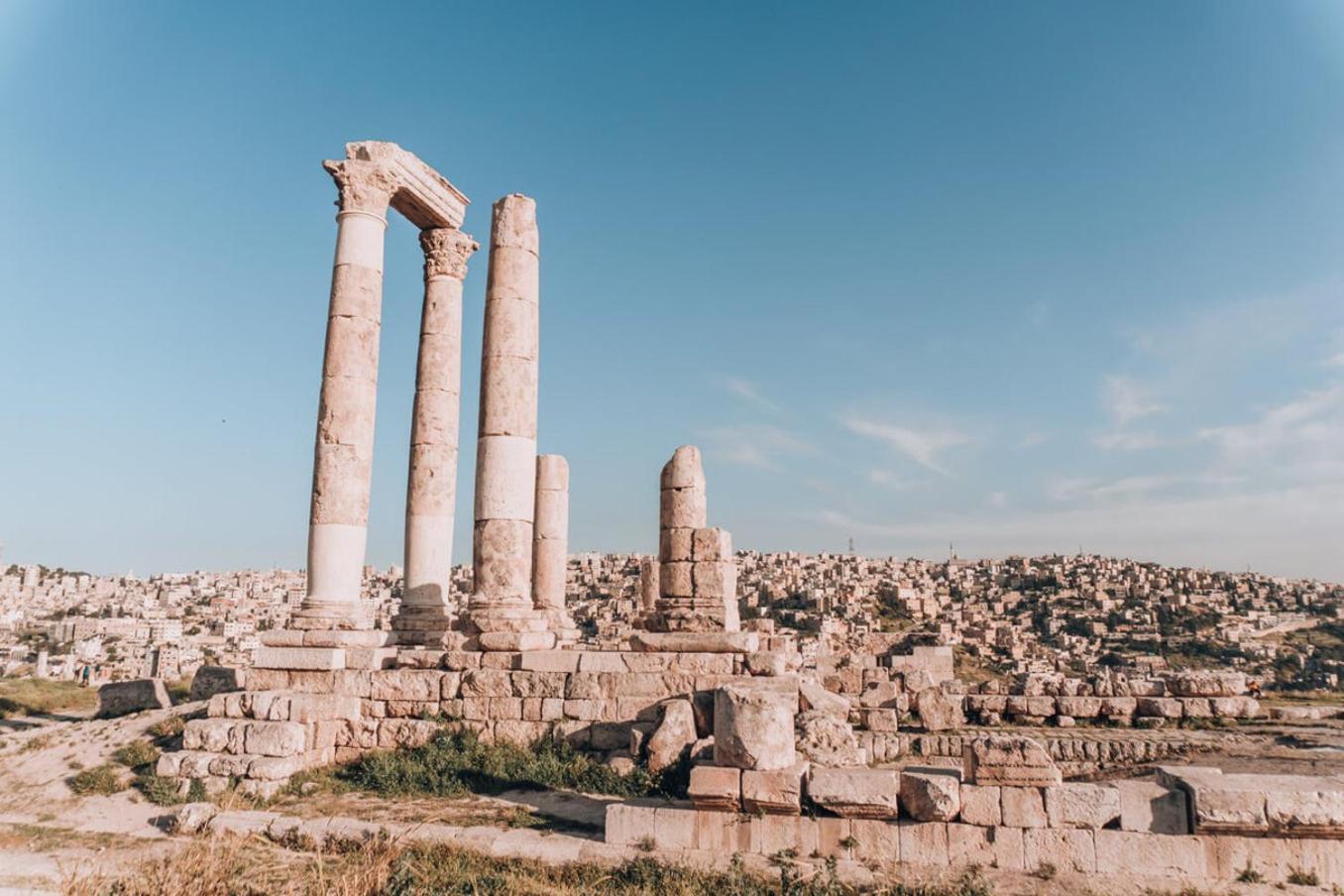 The Abdali Boulevard Hotel Amman Dış mekan fotoğraf The Roman columns of the Cardo Maximus